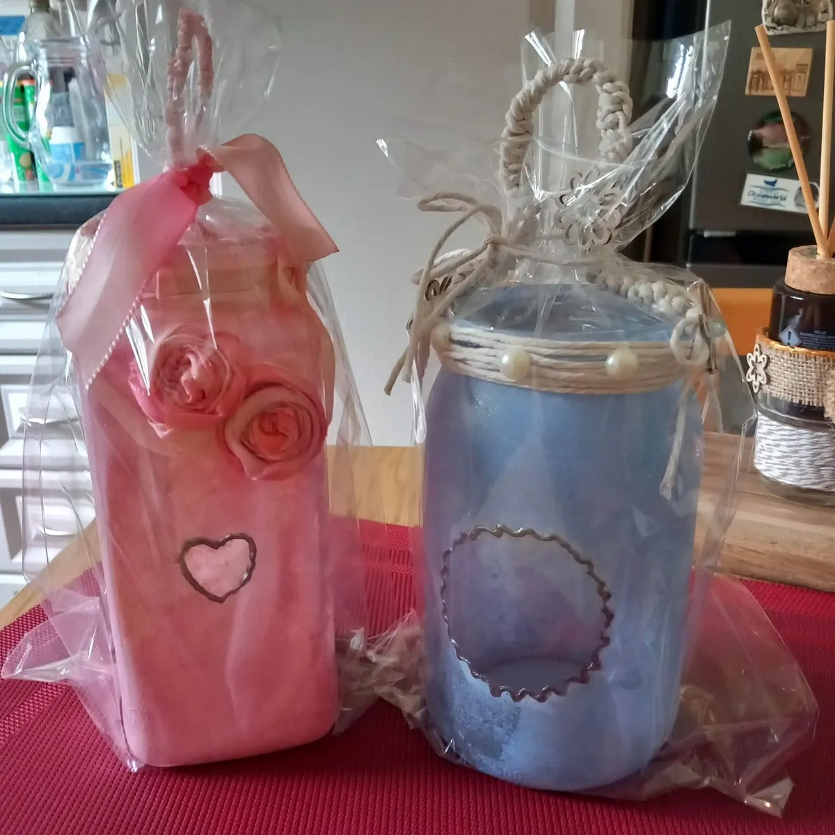 Crafted wreaths and decorative jars - Image 4