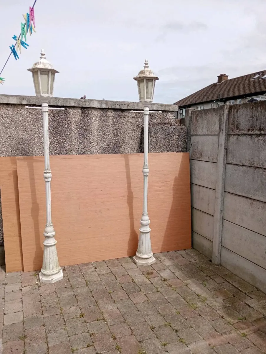 2 out door lamps - Image 1