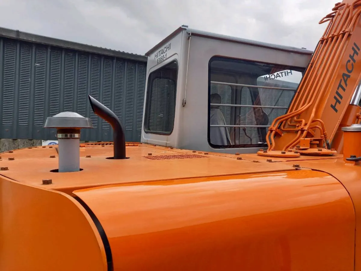HITACHI ex60-1 digger - Image 3