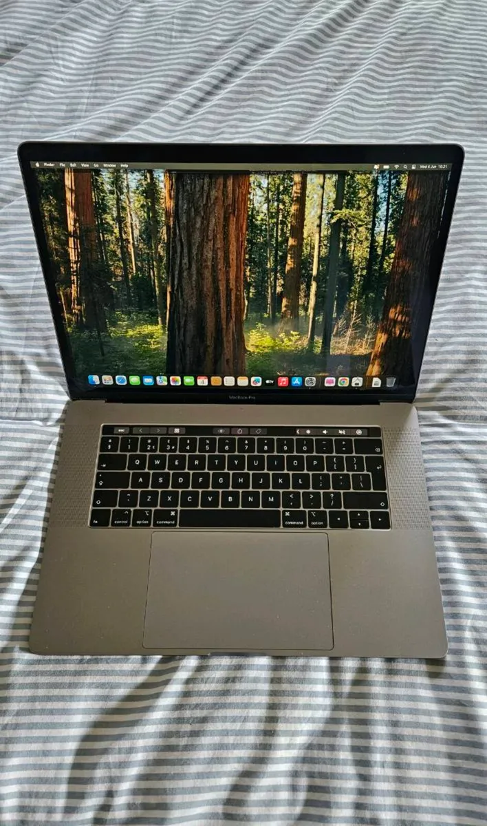 MacBook Pro 15' 2017 i7 16GB RAM 256GB SSD - Image 1