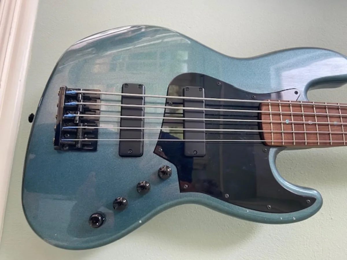 Squire Contemporary 5 string Bass Guitar + Gig Bag - Image 2