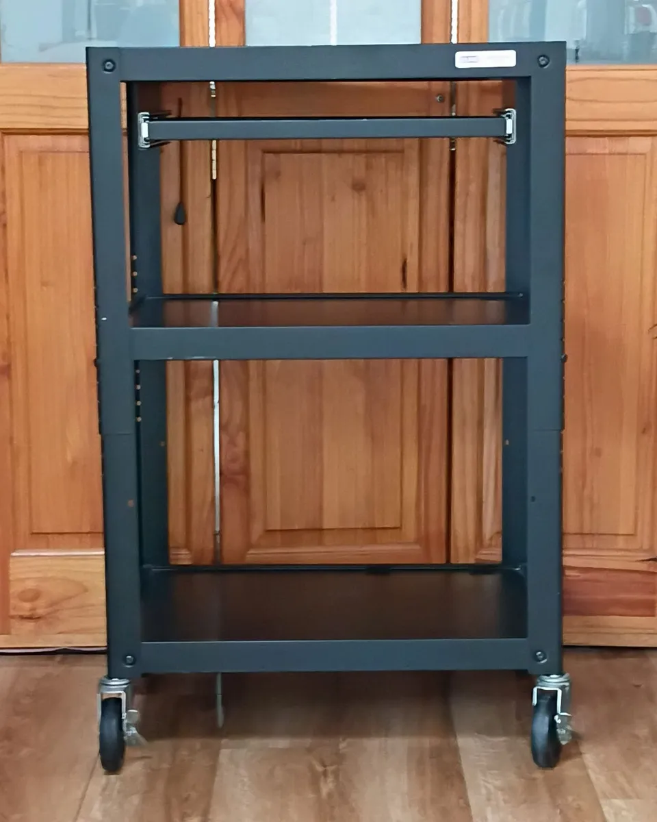 Mobile desk/workstation - Image 1