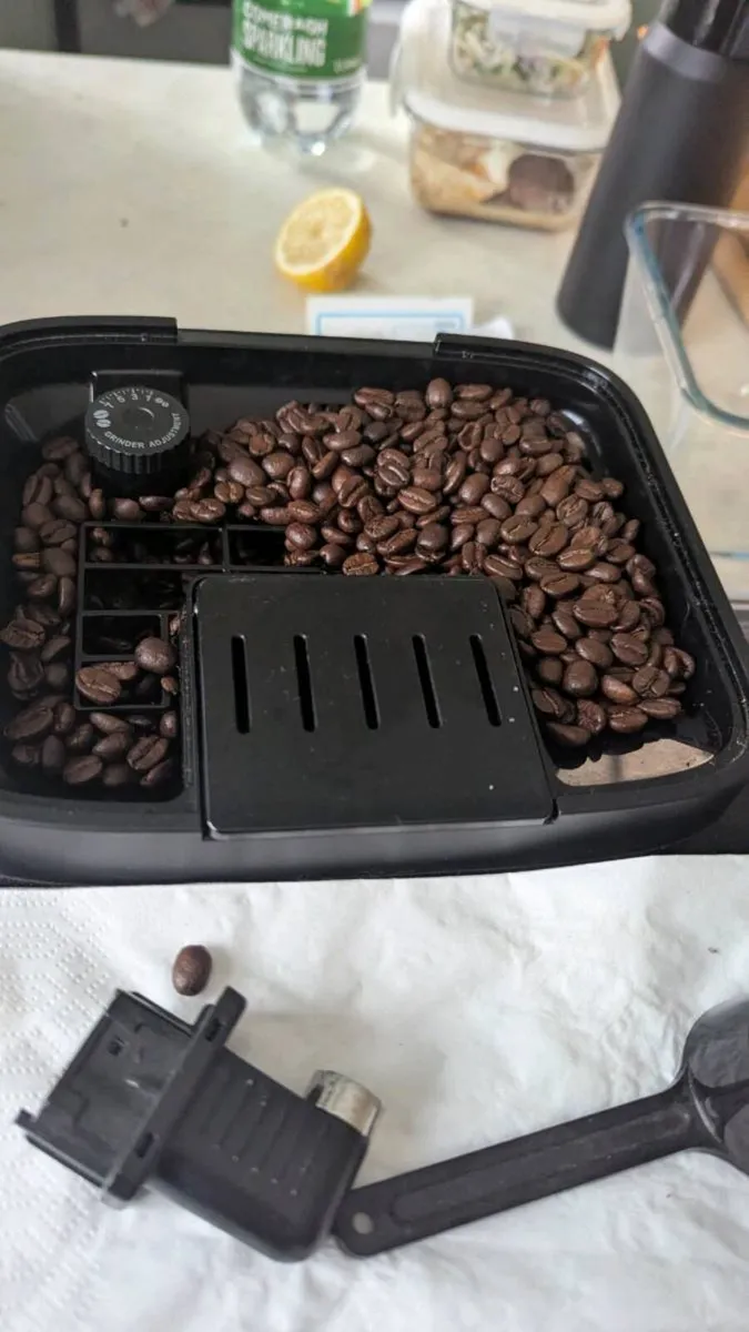 DeLonghi Magnifica Evo Coffee Machine - Image 4