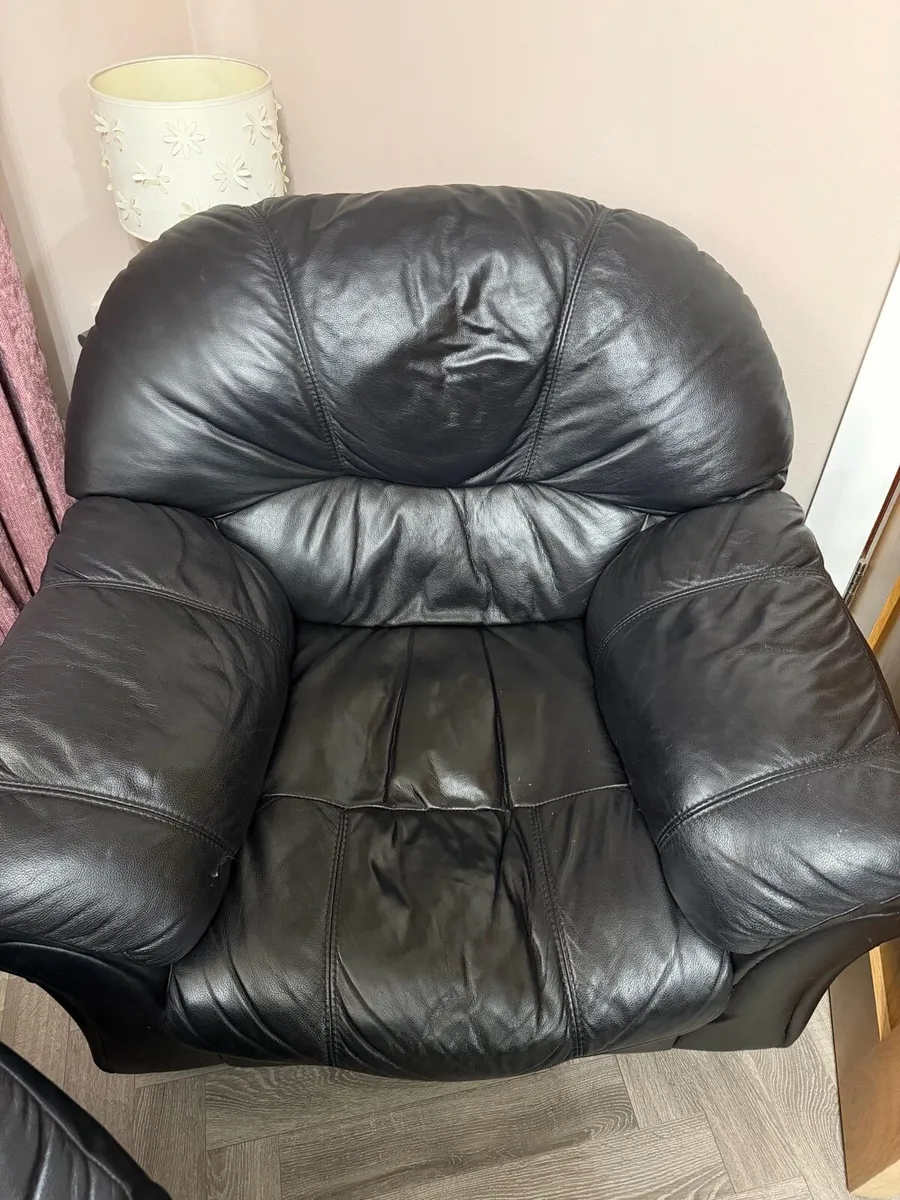 Black leather couch and chairs - Image 2
