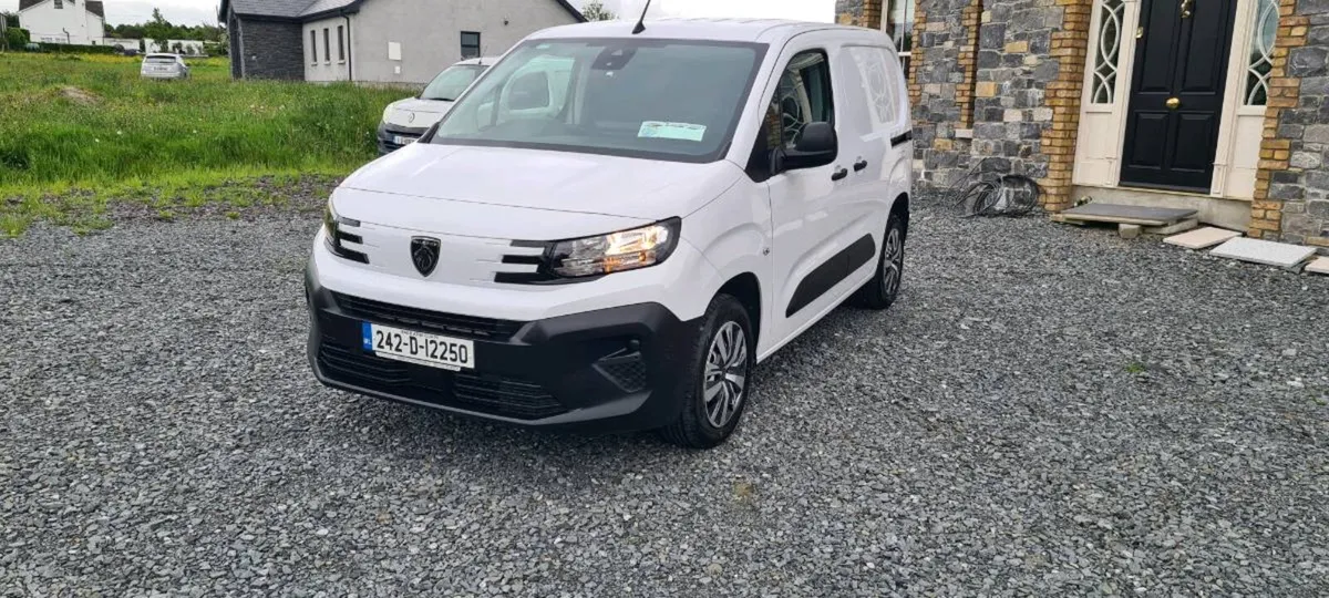 2024 Peugeot partner pro plus - Image 2