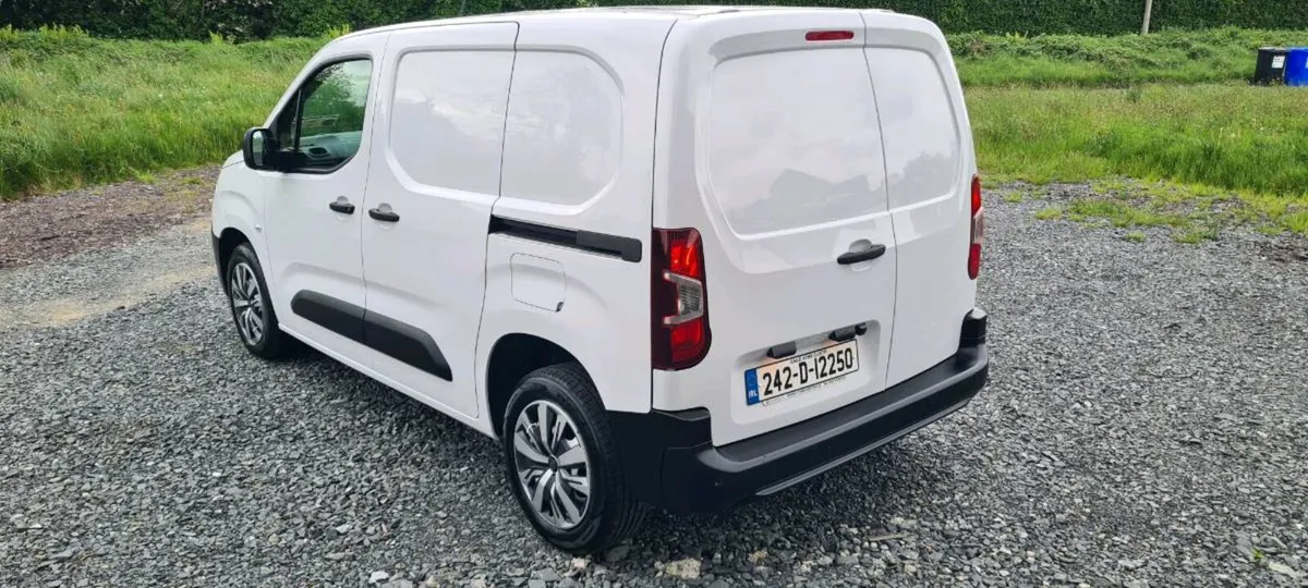 2024 Peugeot partner pro plus - Image 4