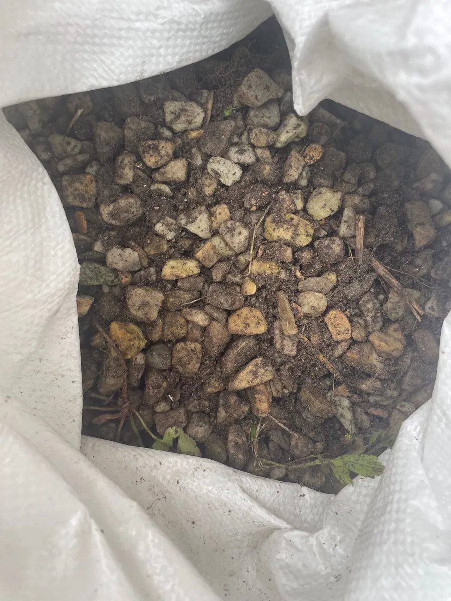 19/20 bags of stones - Image 1