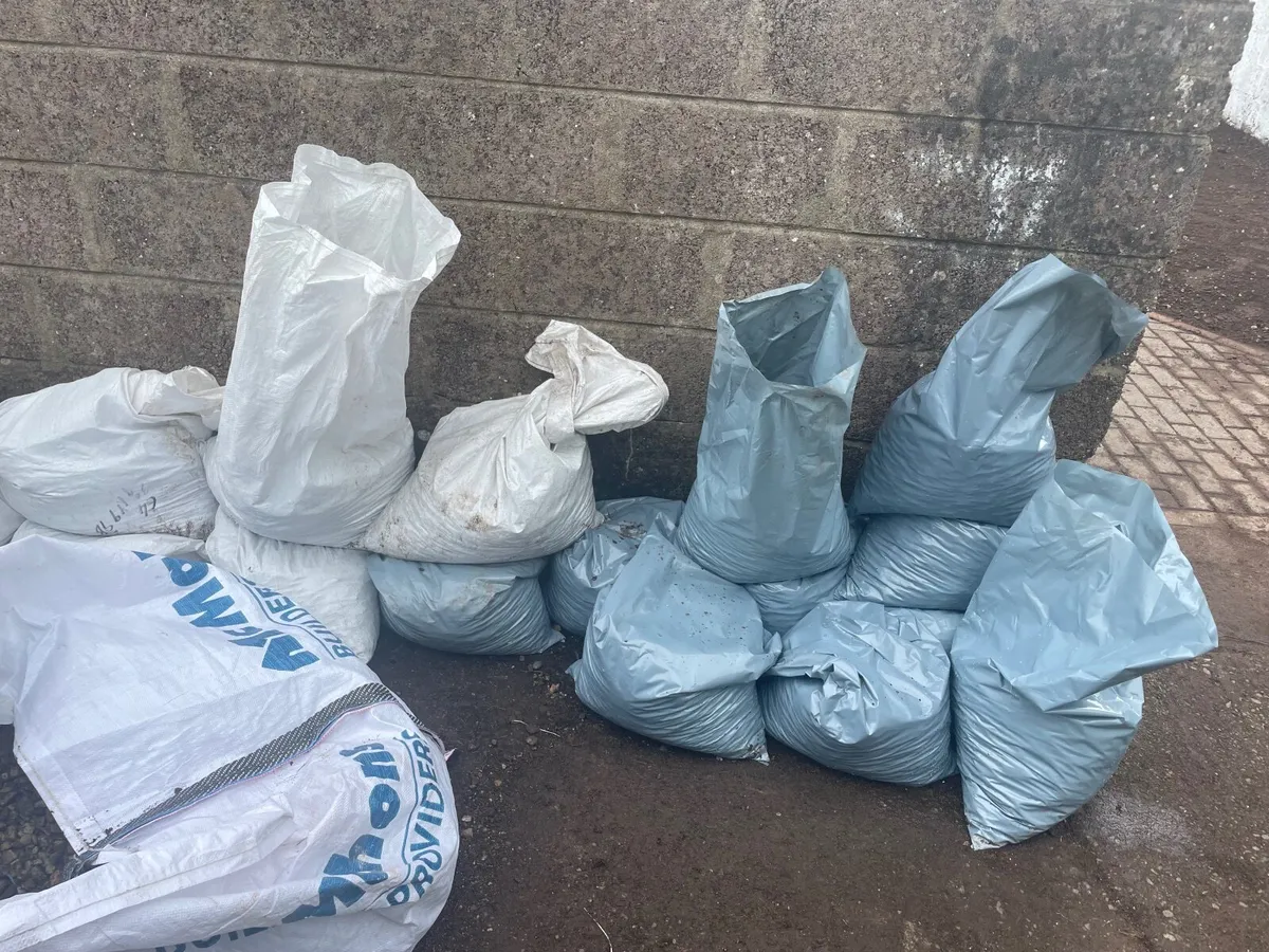 19/20 bags of stones - Image 2
