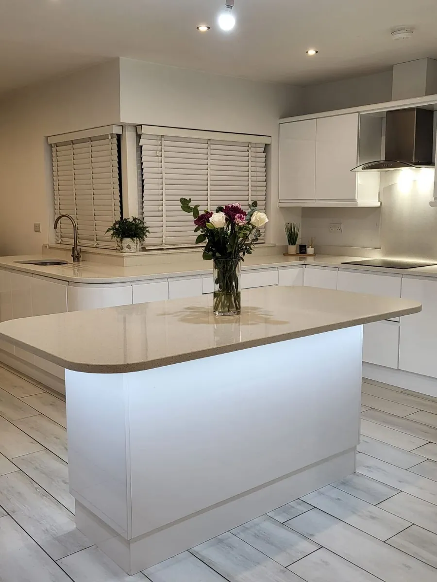 White Gloss Kitchen c/w ALL appliances - Image 1