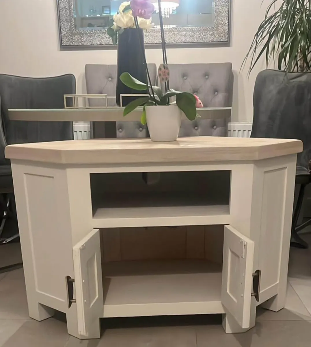 Solid Oak tv Stand-Freshly painted- Restyled - Image 2