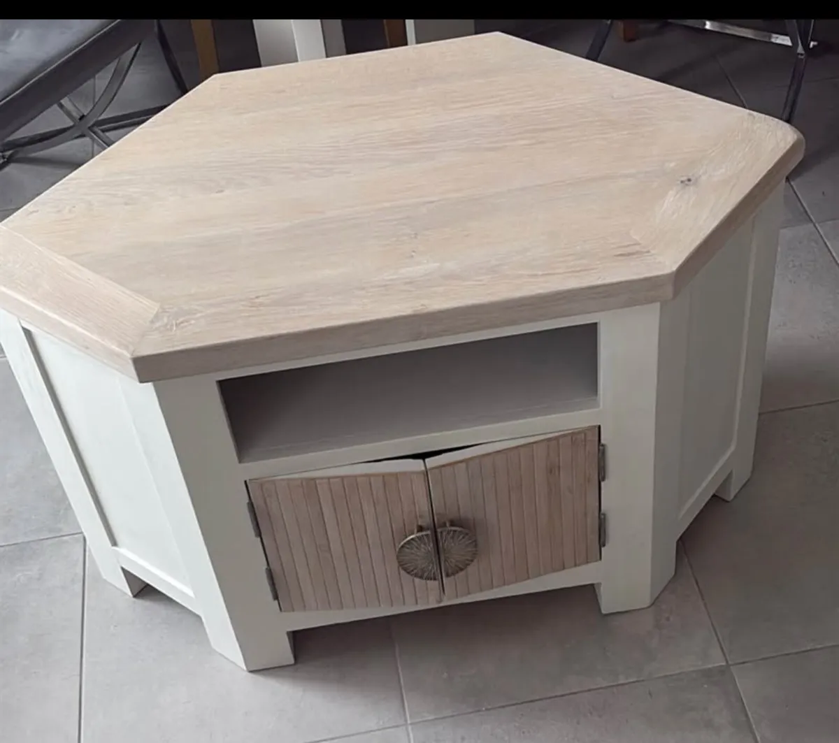 Solid Oak tv Stand-Freshly painted- Restyled - Image 4