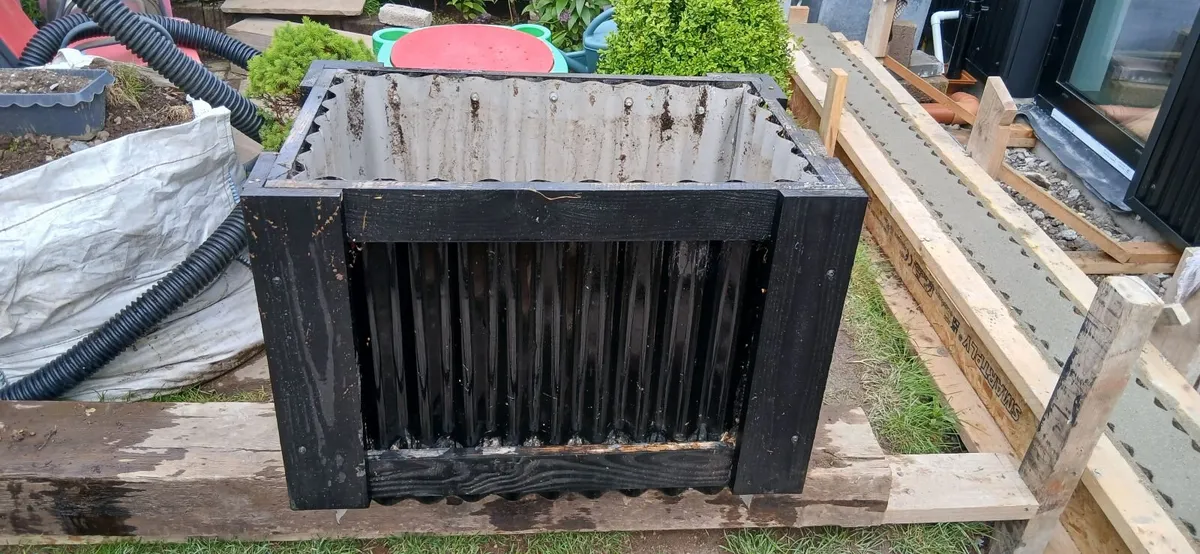 Planter, Black corrugated - Image 4