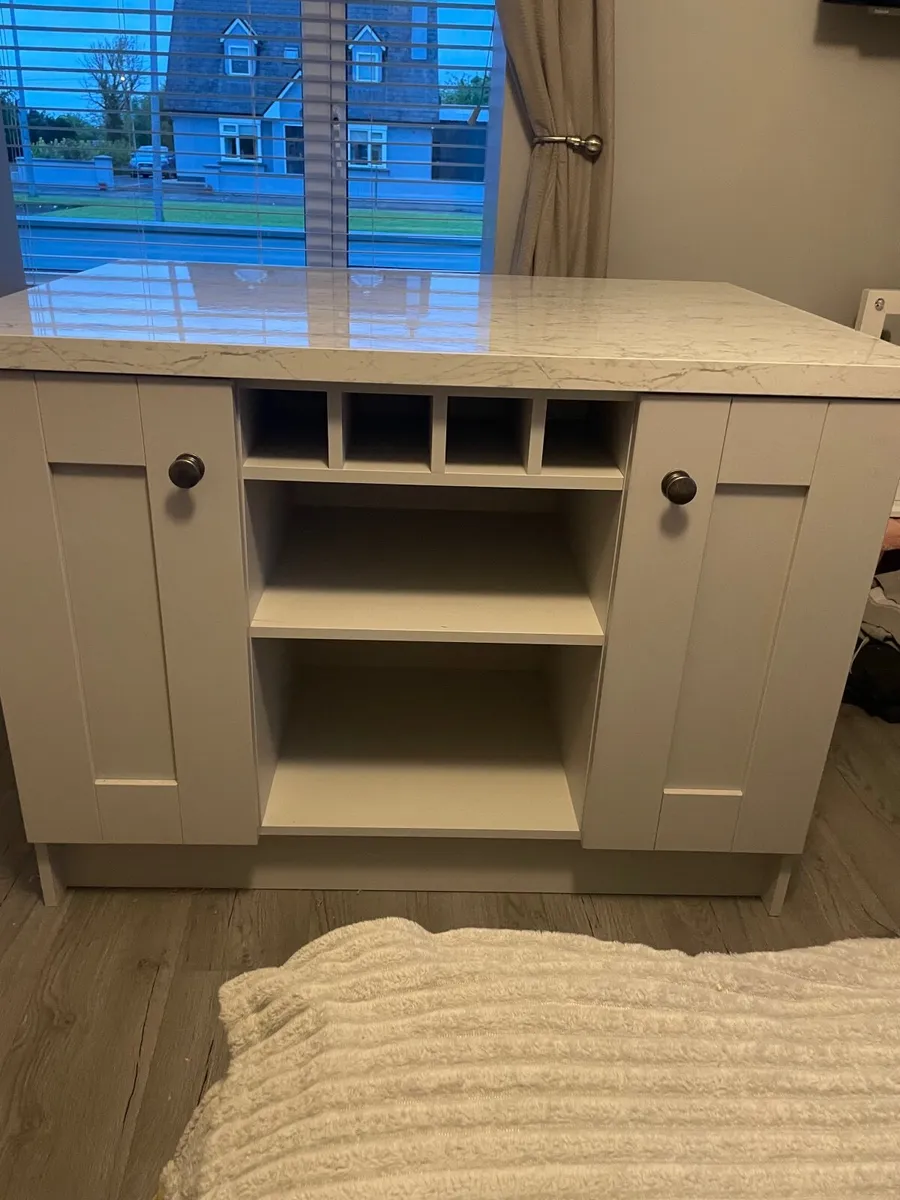 Kitchen Island - Image 1