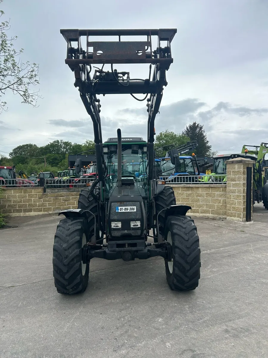 Valtra 900 + loader - Image 3