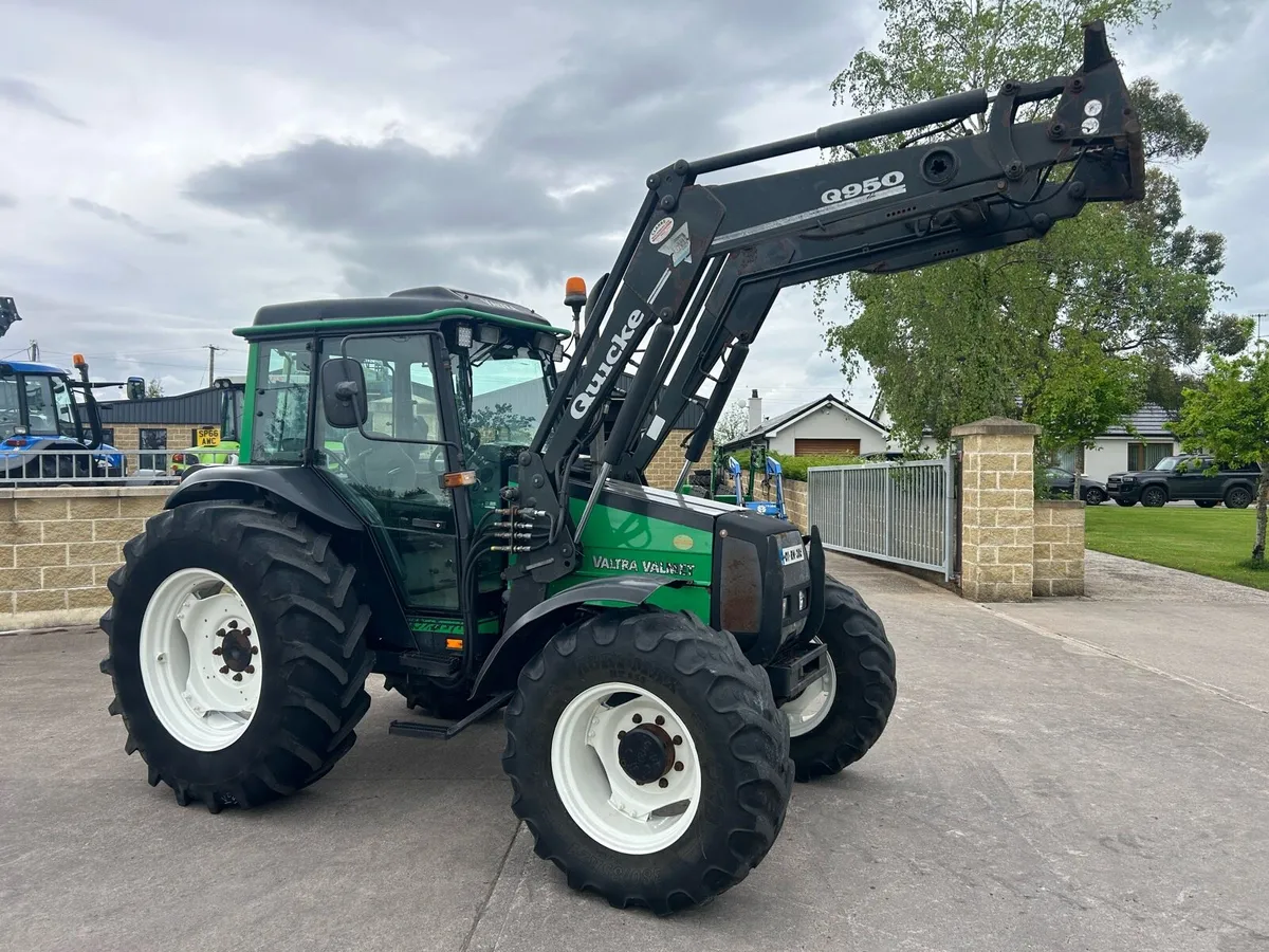 Valtra 900 + loader - Image 1