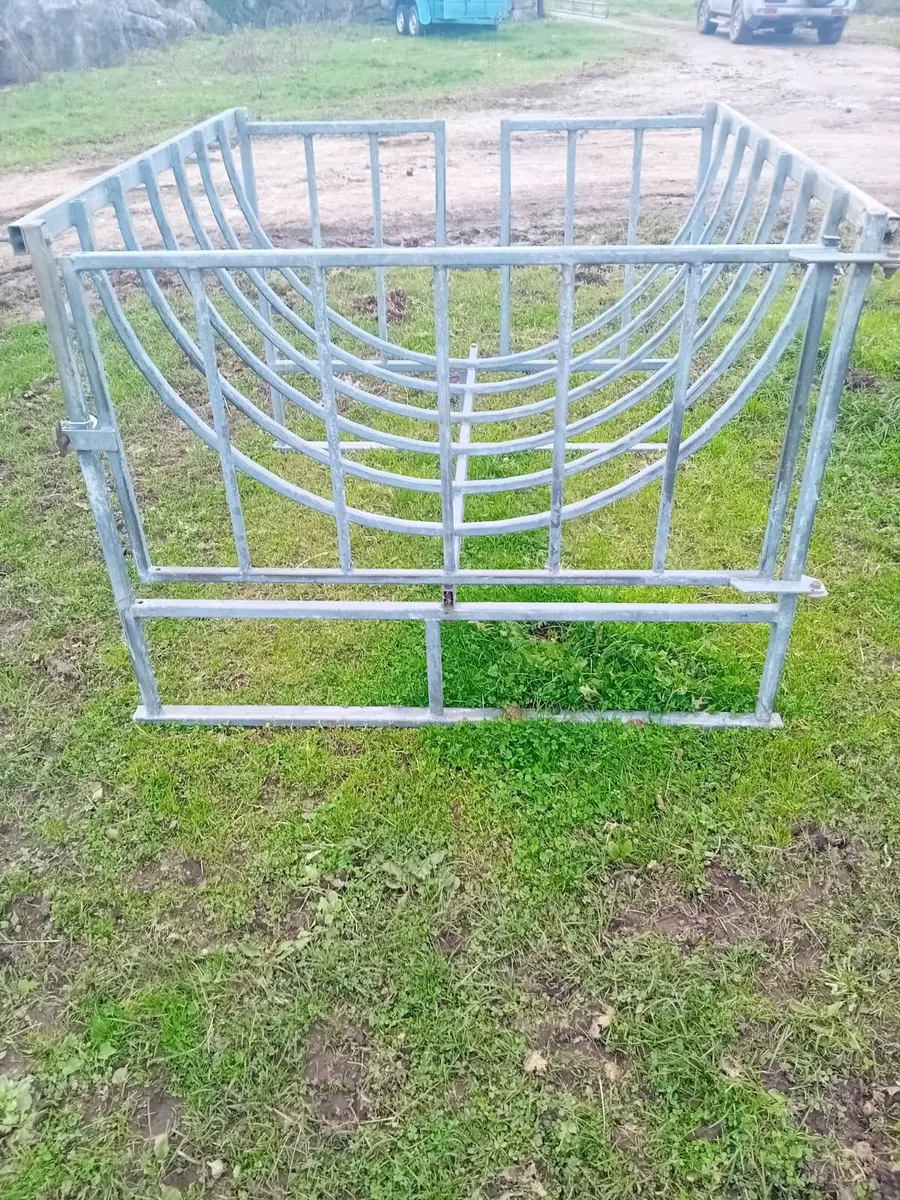 Sheep Feeder - Image 1