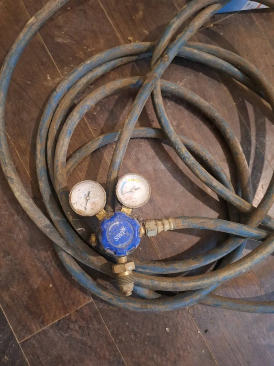 Oxygen regulator and hose