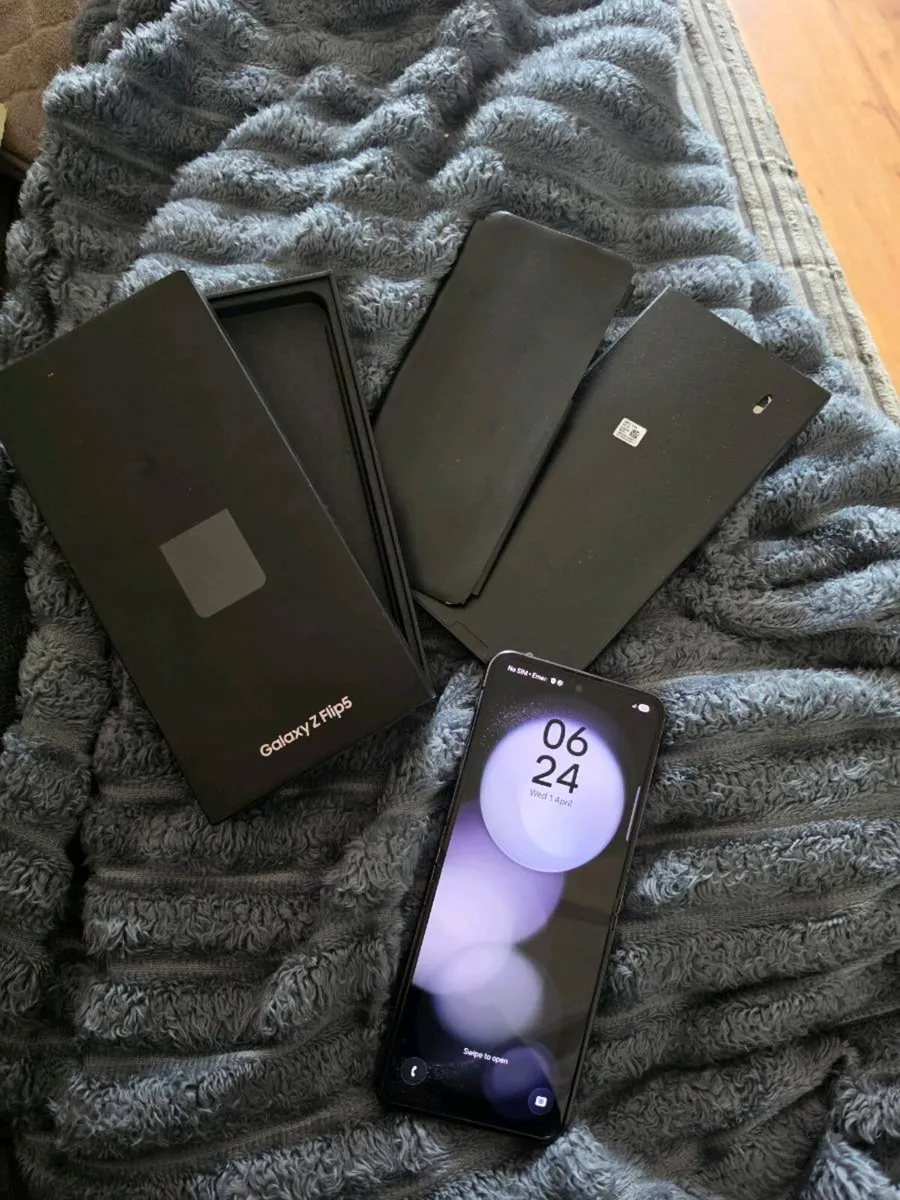 Samsung Galaxy Z Flip 5 - Image 1