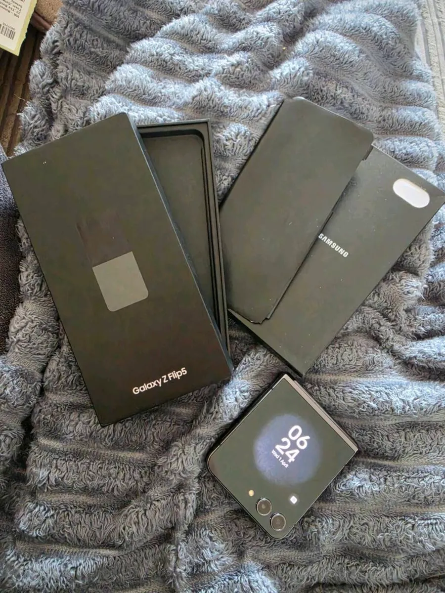 Samsung Galaxy Z Flip 5 - Image 2