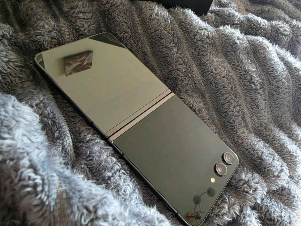 Samsung Galaxy Z Flip 5 - Image 3