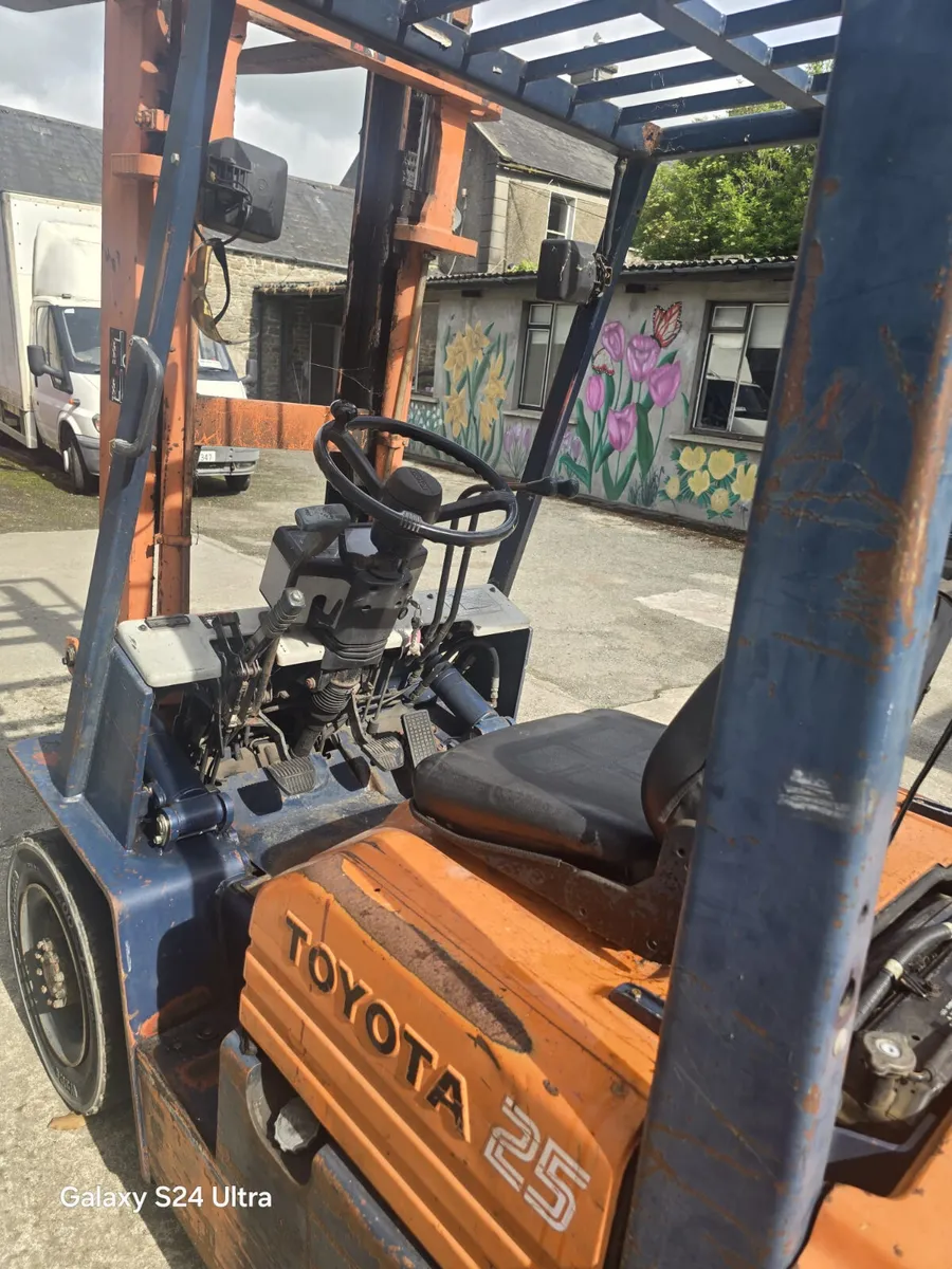 2.5 Toyota forklift - Image 3