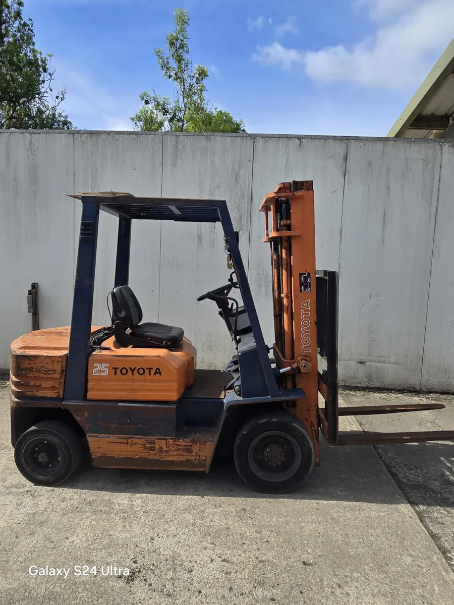 2.5 Toyota forklift - Image 1