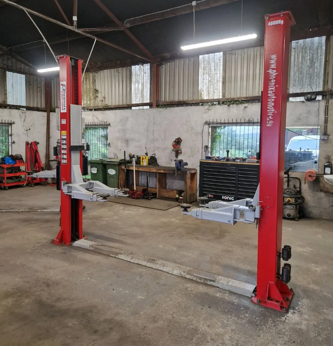 Garage equipment & Vehicles - Image 1