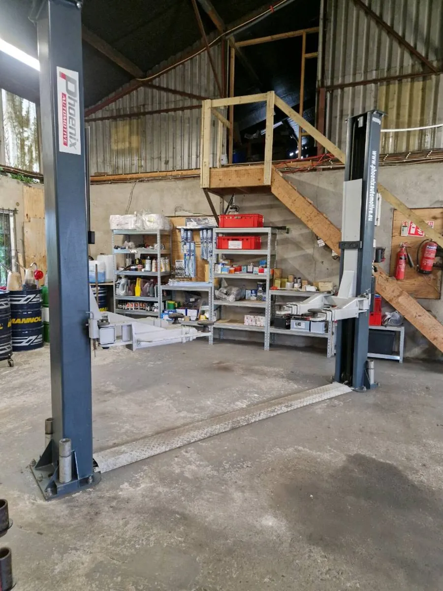Garage equipment & Vehicles - Image 2