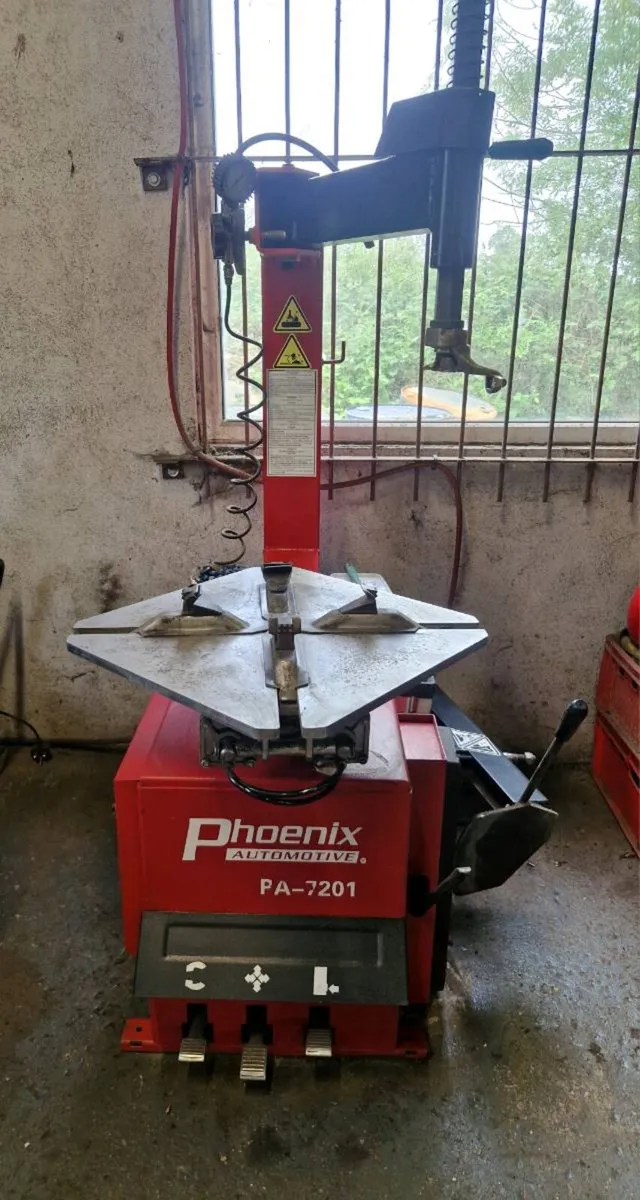 Garage equipment & Vehicles - Image 4