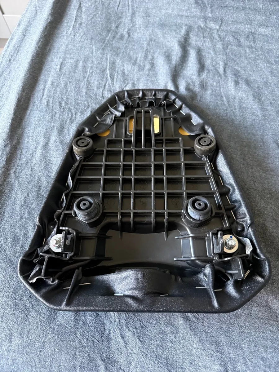 Yamaha MT-09 OEM Pillion Seat – Mint Condition - Image 2