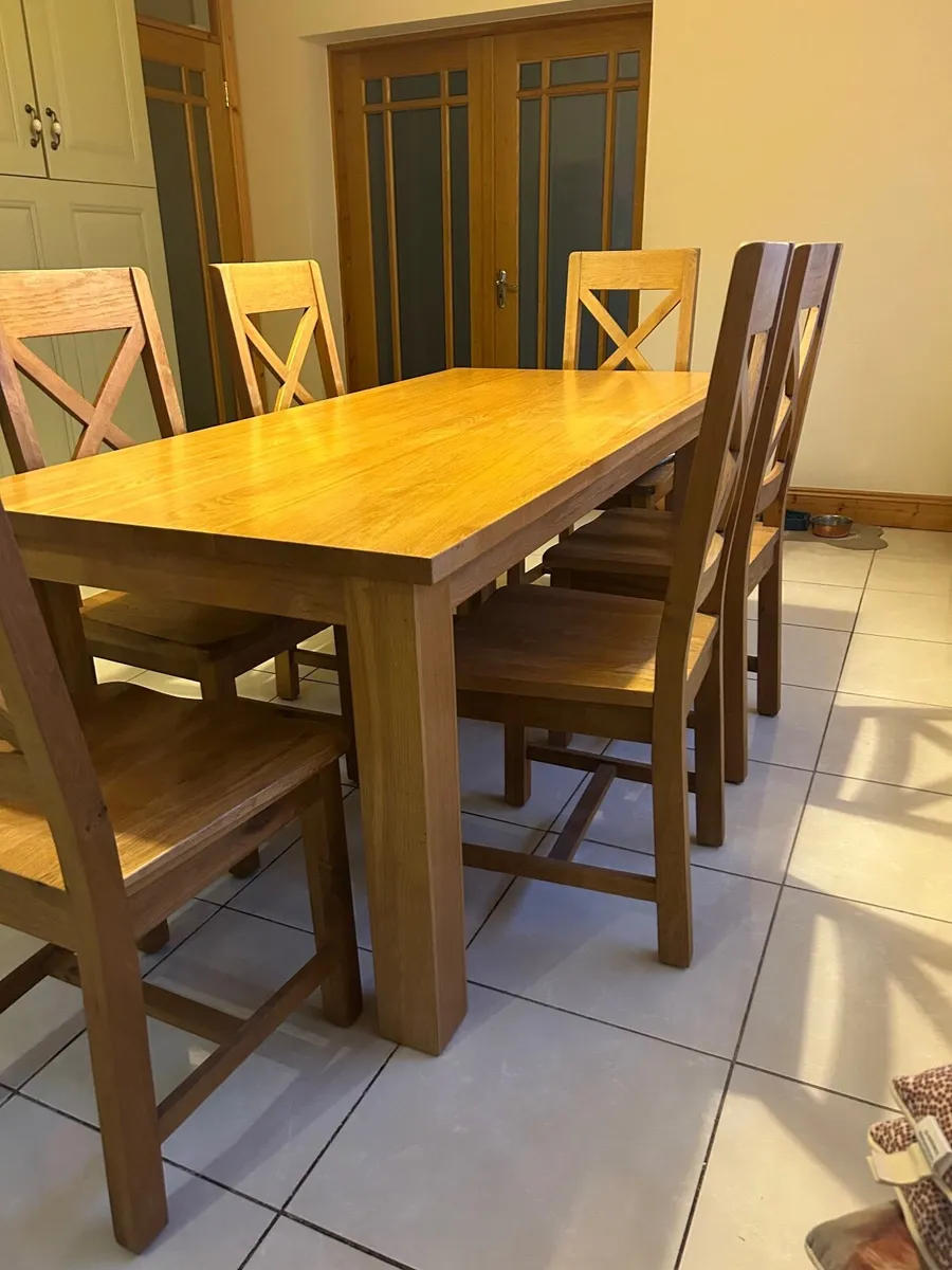 Solid Oak dining table with 6 chairs - Image 1