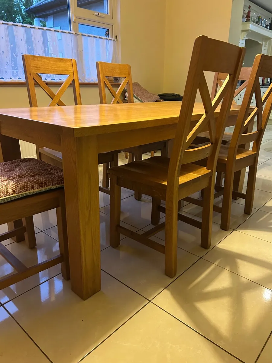 Solid Oak dining table with 6 chairs - Image 3