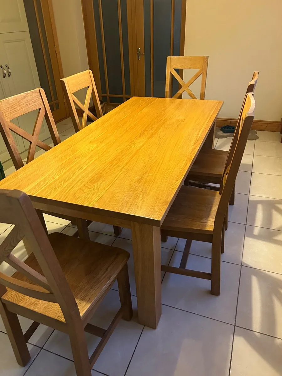 Solid Oak dining table with 6 chairs - Image 4