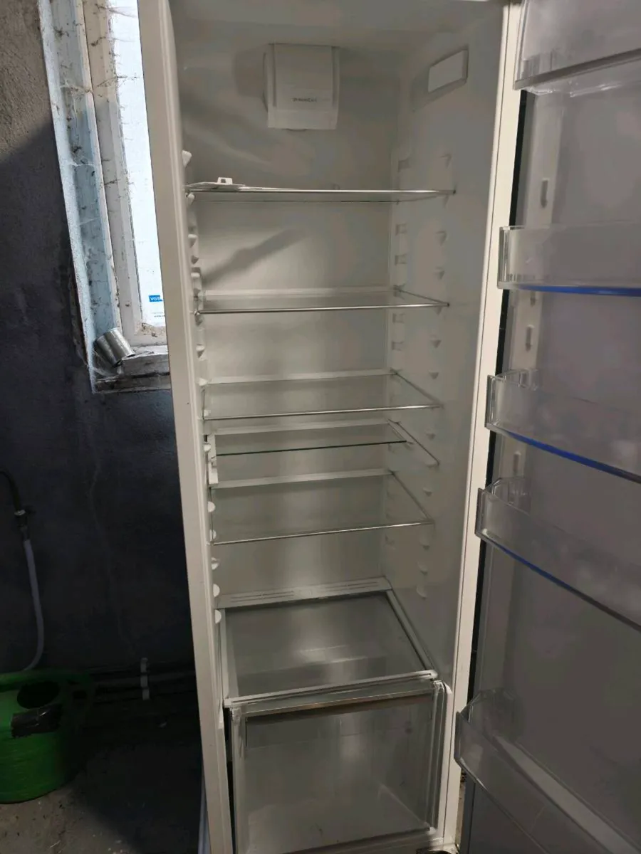 Integrated larder Fridge - Image 2