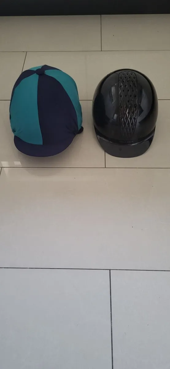 2x horse riding helmets - Image 1