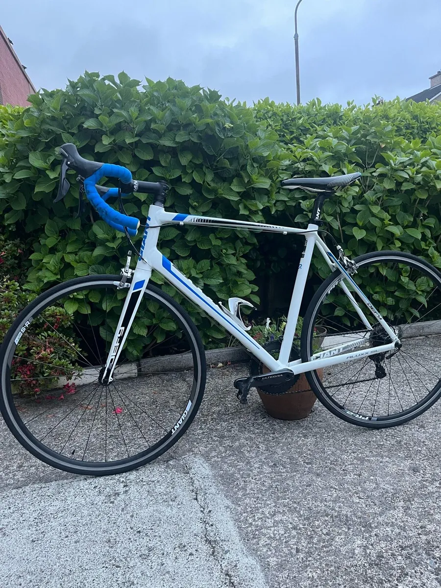 Giant Defy Road Bike. - Image 1