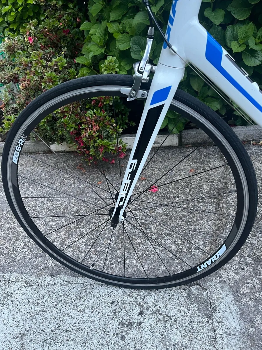 Giant Defy Road Bike. - Image 4