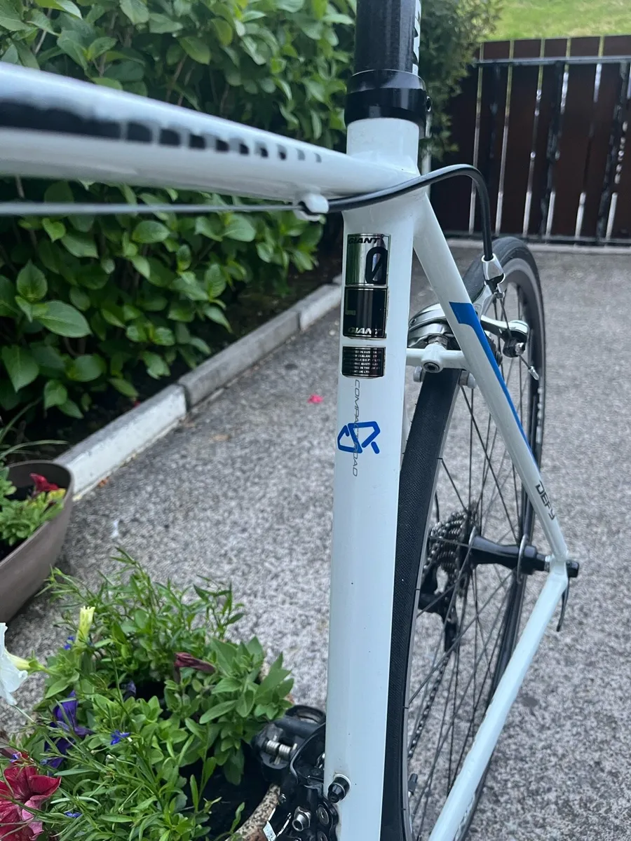 Giant Defy Road Bike. - Image 3