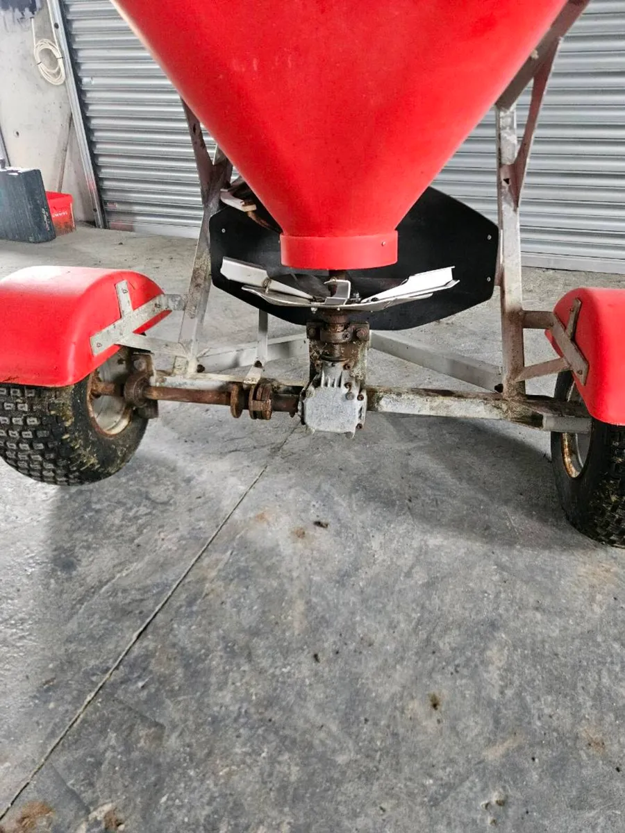 Walco fertiliser spreader - Image 3