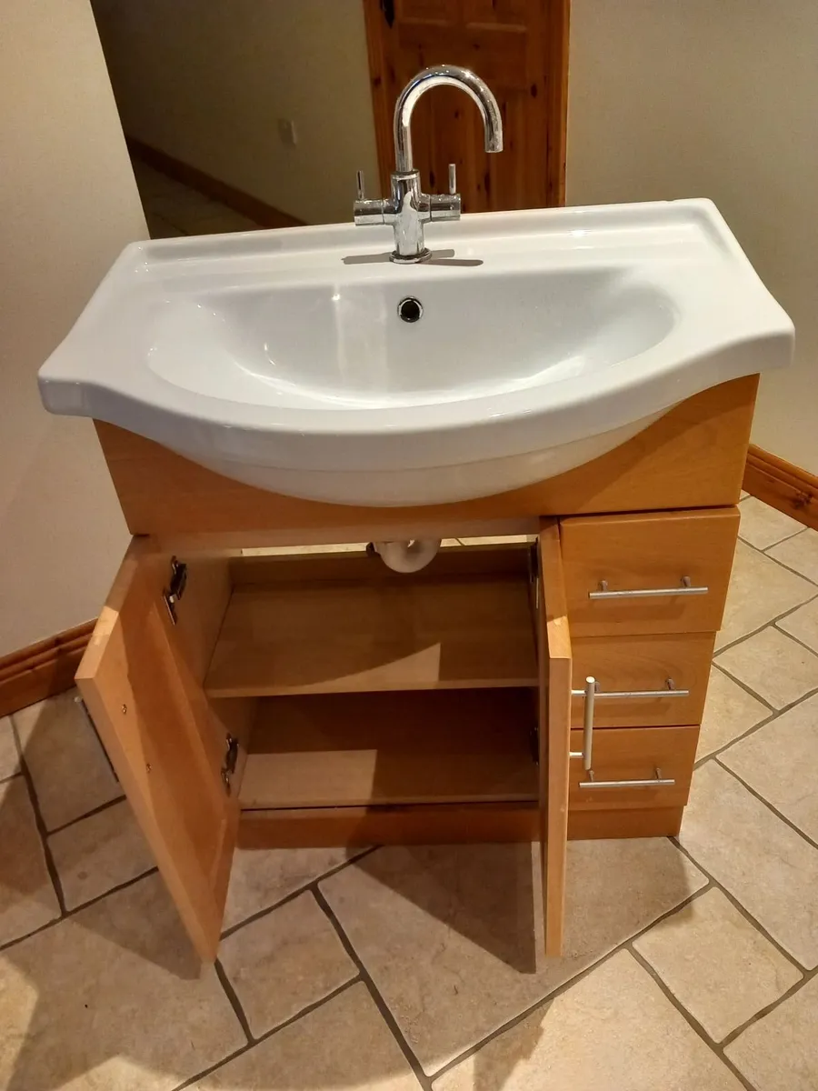 Bathroom Wash hand basins x 2 - Image 1
