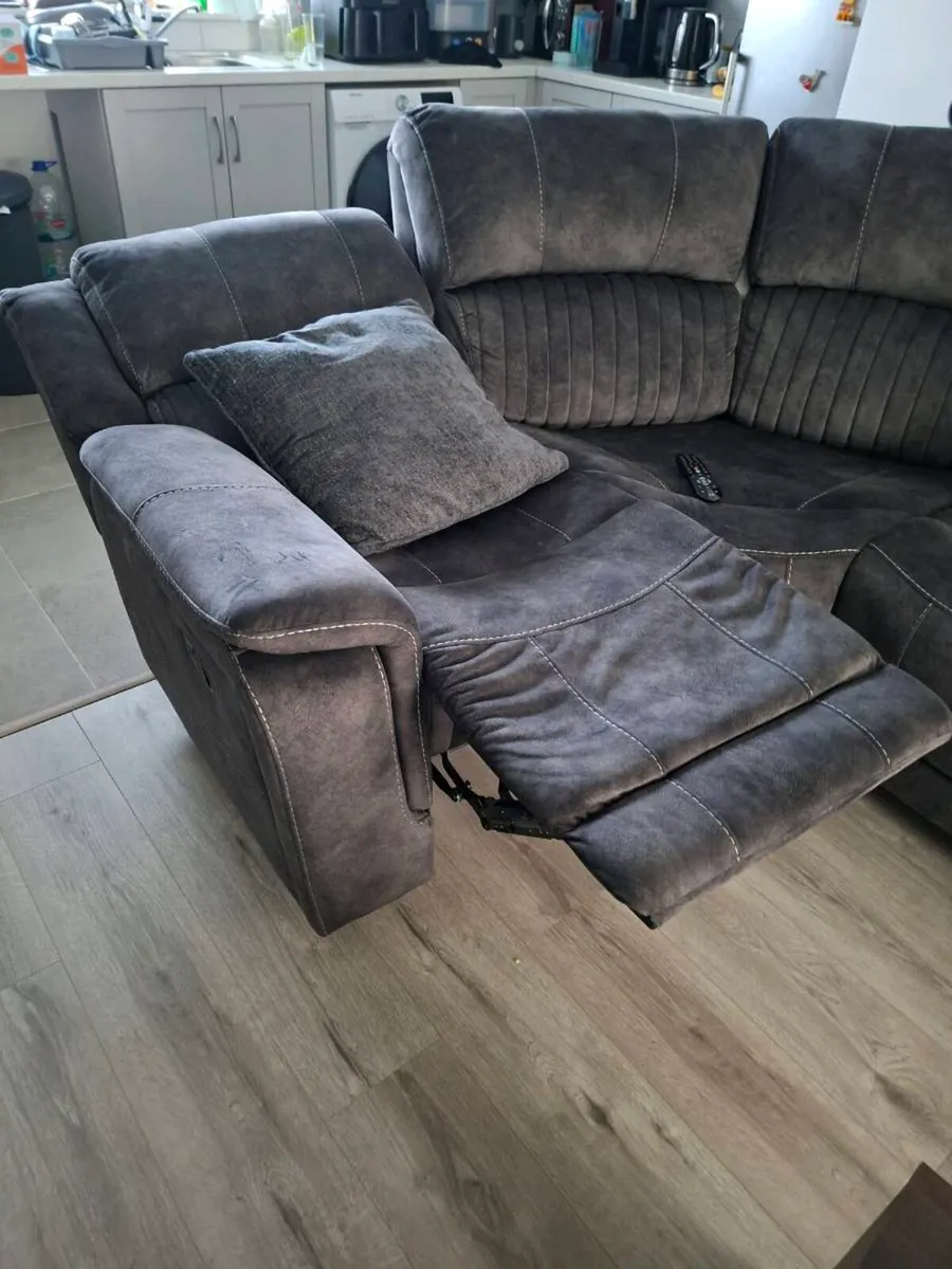 Corner reclining couch - Image 2