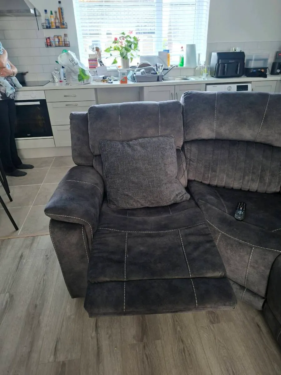 Corner reclining couch - Image 3