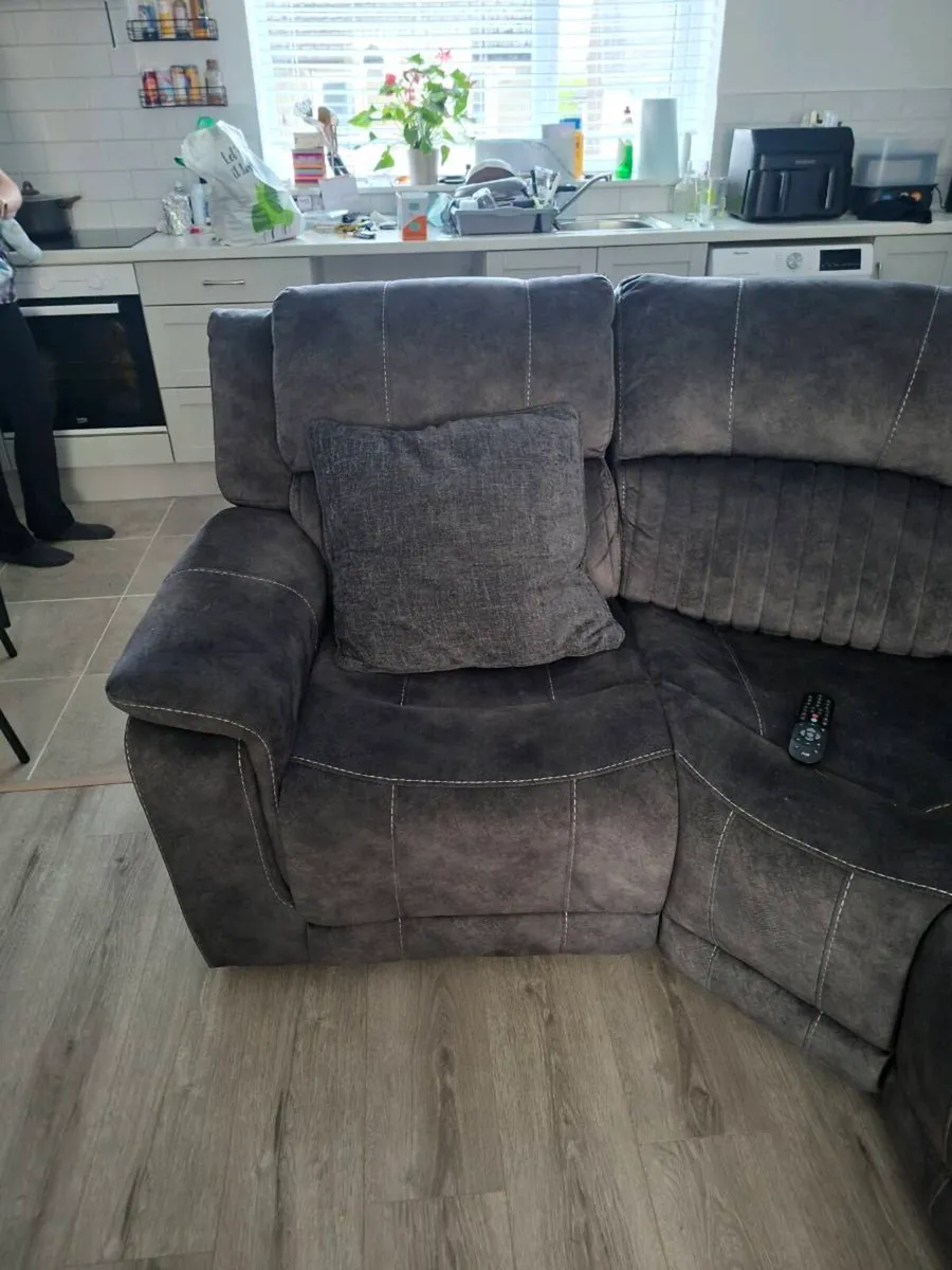 Corner reclining couch - Image 4