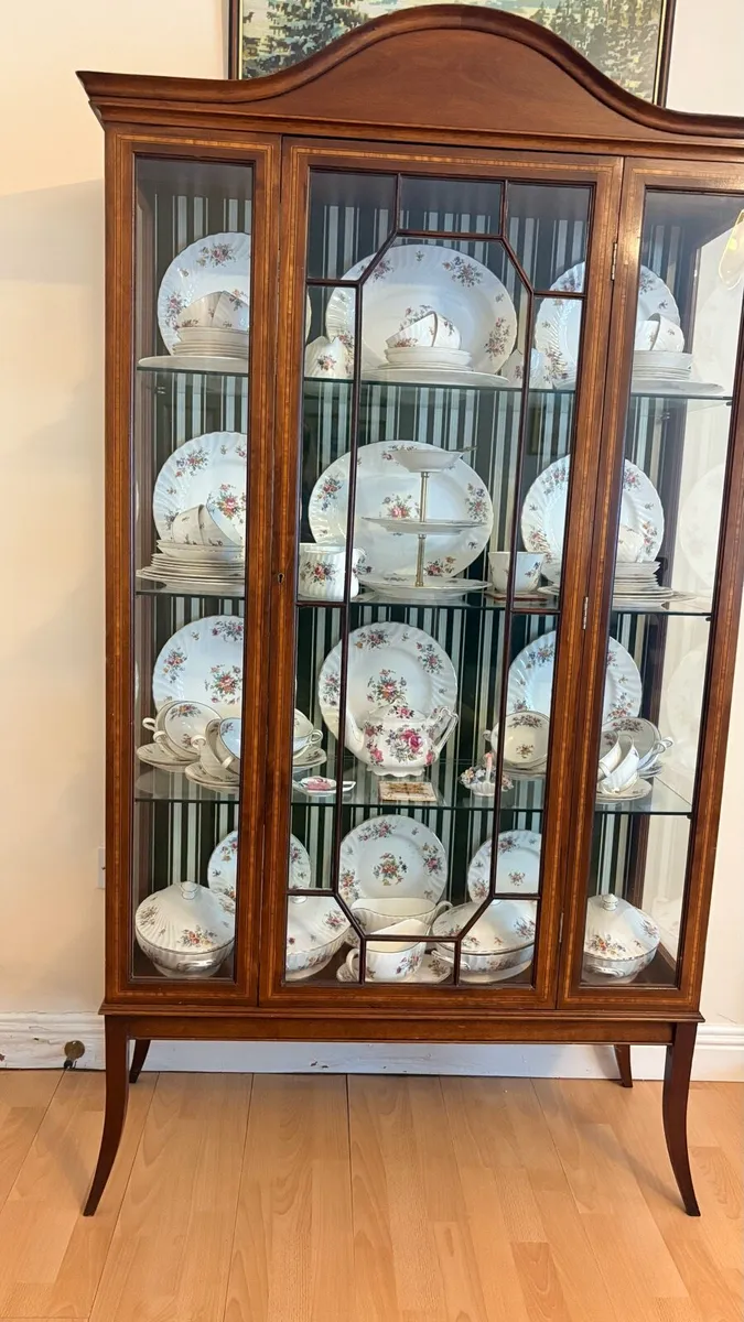 Display cabinet - Image 1