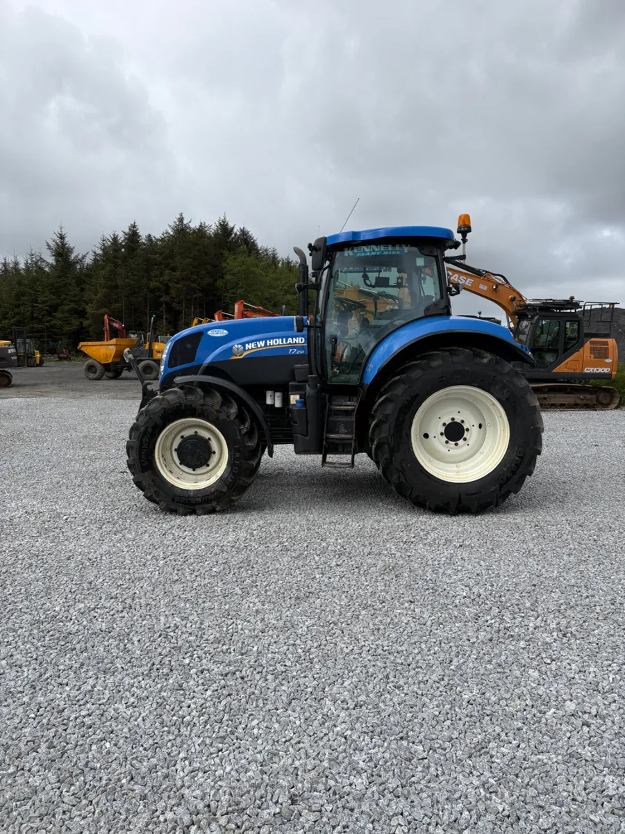 New Holland t7.210.  2016.      One owner from New - Image 2