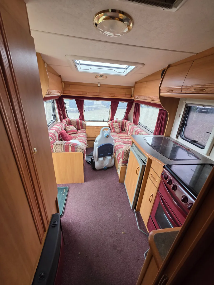 SWIFT CONQUEROR 4 BERTH CARAVAN - Image 4