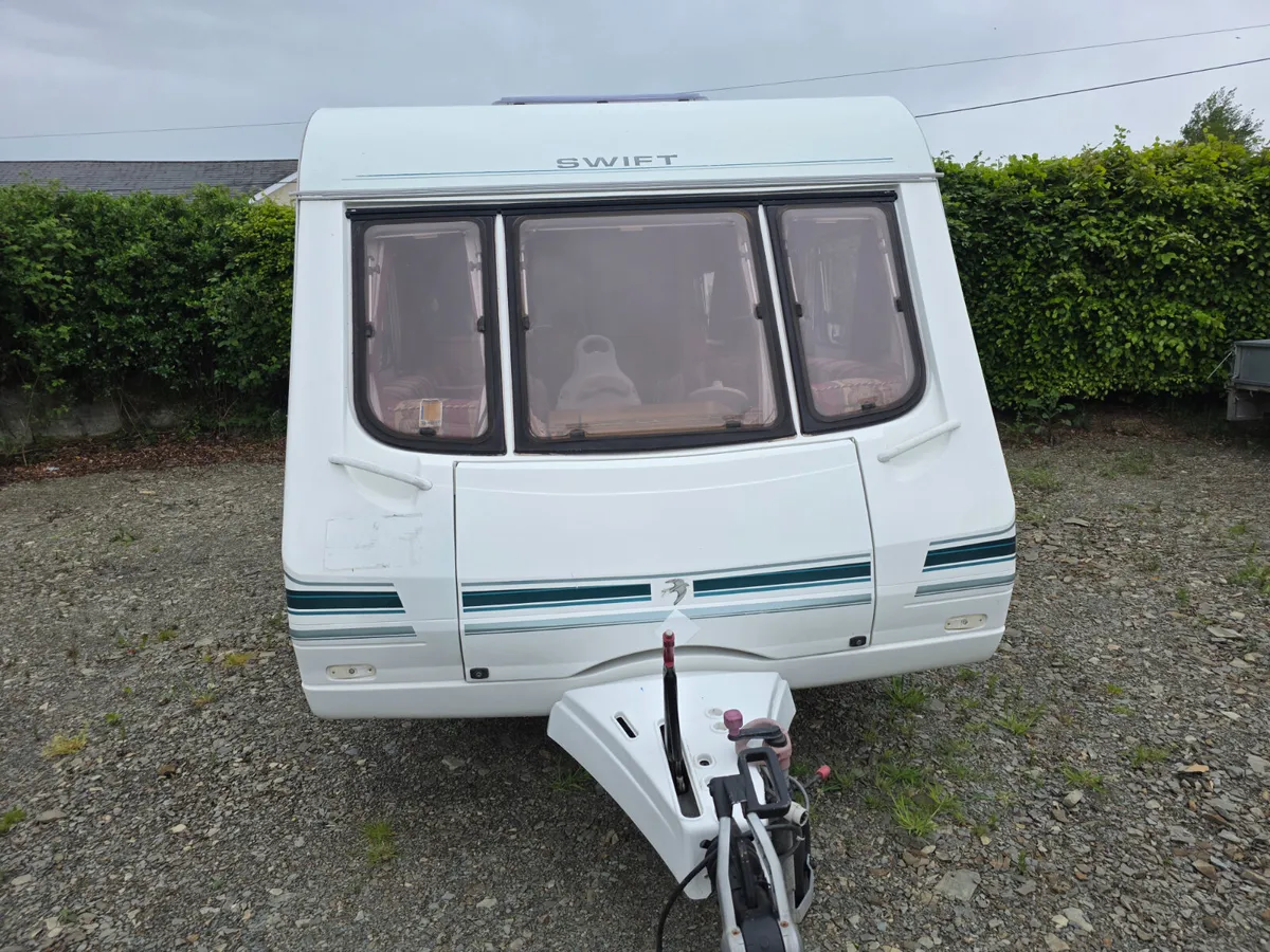 SWIFT CONQUEROR 4 BERTH CARAVAN - Image 3