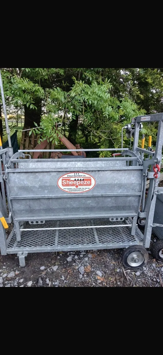 Sheep scale, turn over crate , creep feeder - Image 3
