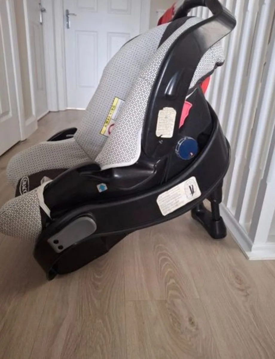 Graco car seat and isofix base - Image 1
