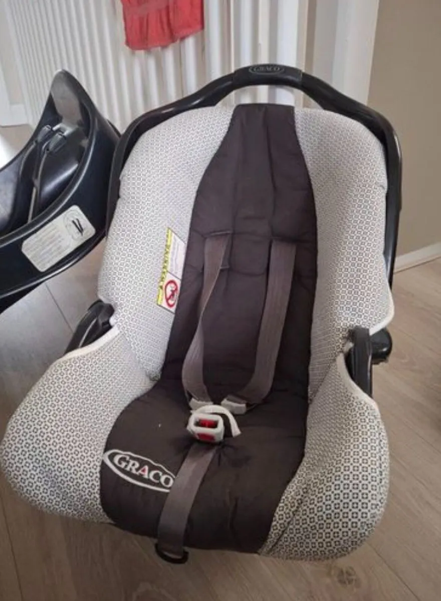 Graco car seat and isofix base - Image 2